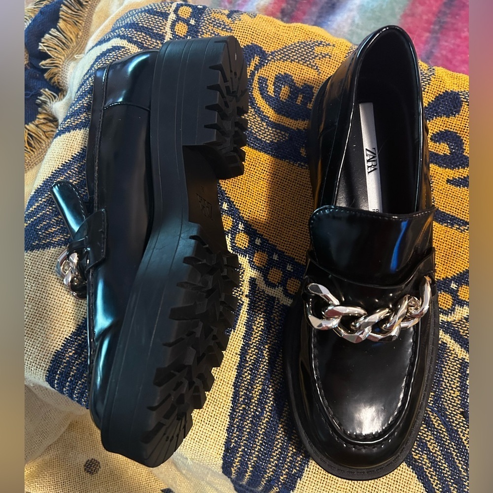 Zara Glossy Black Faux Patent Leather Loafers Gold Chain Lug Sole Size 7.5 (38) - Picture 5 of 7